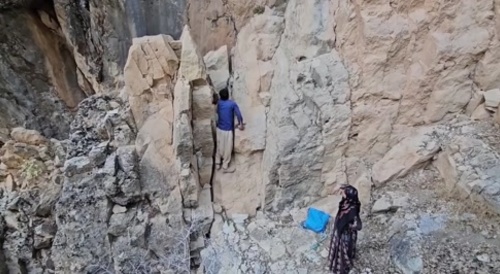 Man's close call with falling rocks... !