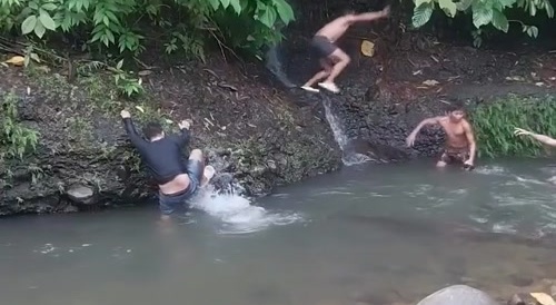 guy almost dies to snake