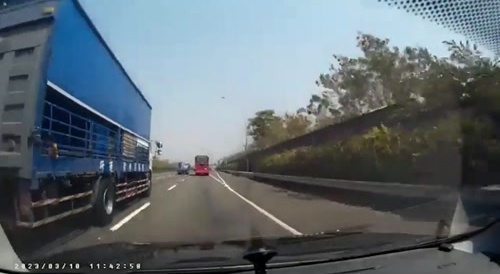 Truck loses 2 wheels and crashes !