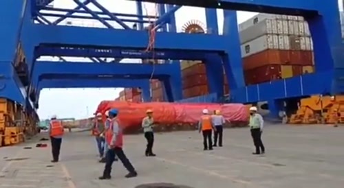 3000-horsepower locomotive falls from quay crane... !