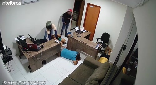 Brazilian robbery by 2 thugs...