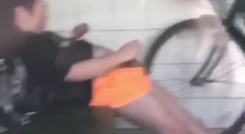 Delivery guy of a Chinese take-away is jerking off in the store... !