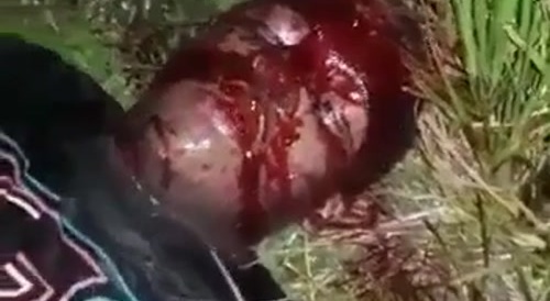 A black man is killed with an axe... !