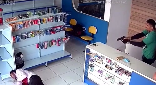 In a phone store : a quick reaction saves lives... !