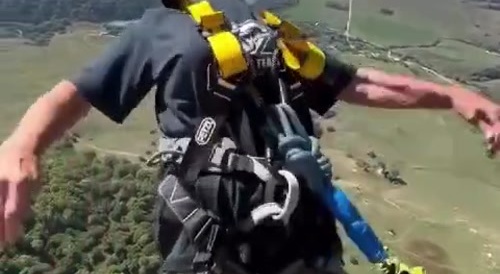 Russian bungee jump : old man is not secured... !