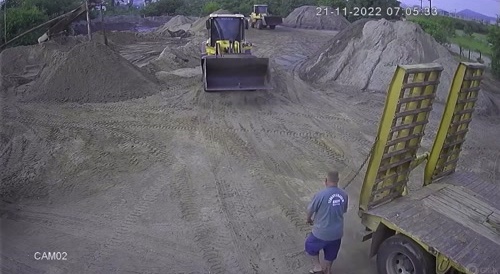 Laborer is taken by surprise by falling flatbed's fixed ramp... !