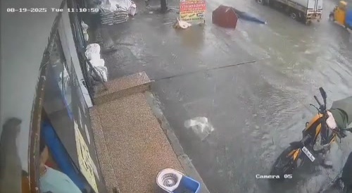 Man walks on electric wire after heavy rain & dies... !