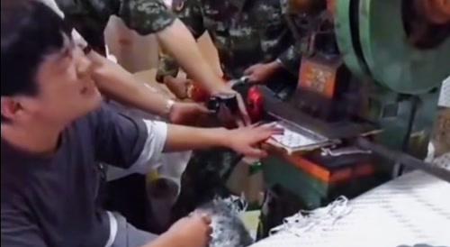 Chinese man's hand caught in hydraulic press : he shouts loudly... !