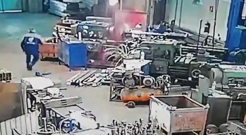 Machine catches man : body parts & blood all over the place... !
