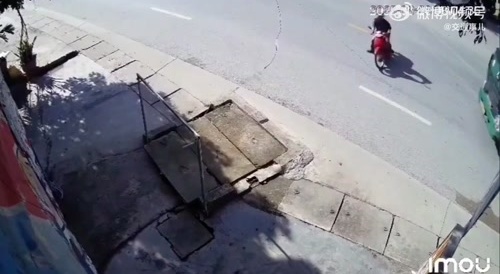 Lucky motorcyclist narrowly escaped being crushed by a heavy truck... !