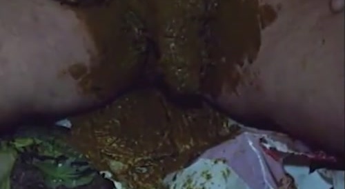A man is covering his penis in shit & jerks off... !