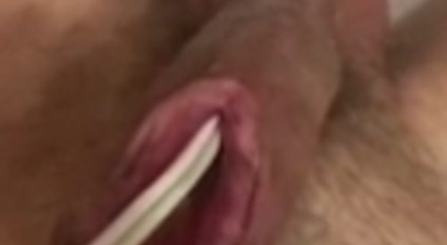 Prison trick (?) : a mobile phone charger wire emerges from his penis... !