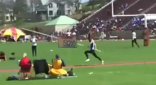 Salto com vara com a vara no cu