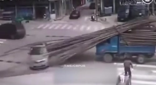 Bamboo load shifted : car driver is impaled... !