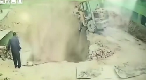 Wall collapses : all workers buried & excavator falls on top of it all... !