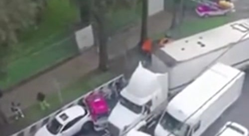 Impatient semi-trucker thinks : fuck off all of you... !
