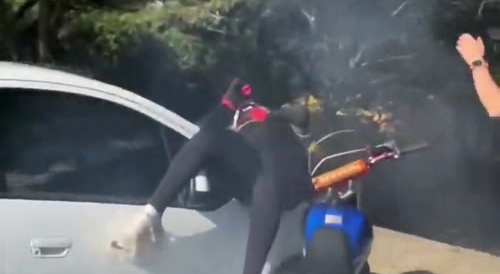Motorcycle contraption : her ass is what steals the show...