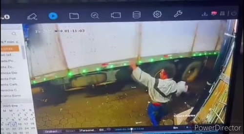 Brains out : man being deadly dragged by wheels of heavy truck... !
