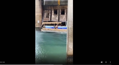 Small pleasure boat is trapped & a bit crushed by mechanical bridge...