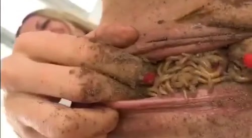 MMM... : woman puts riduculous amount of maggots in her pussy... !