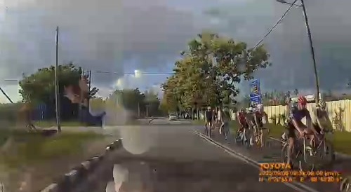 Cyclist falls & is run over by a vehicle : dead...