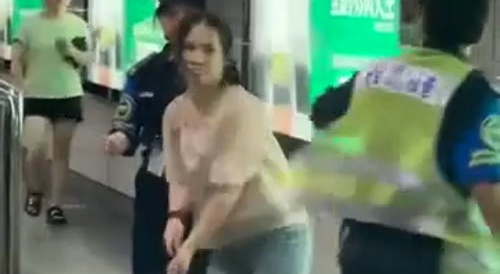 Woman goes berserk & hits security guards on Chinese subway...
