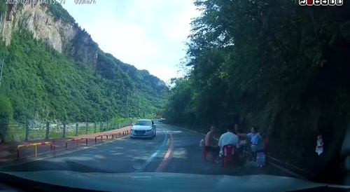 Why not picnicking on the road... ?