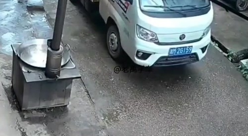 Delivery driver forgets handbrake on sloping road ... !