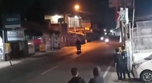 High velocity : 2 motorbikers crash head-on... !