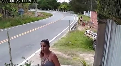 Pick-up truck loses wheel in a bend... !