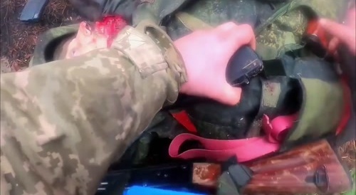 Ukrainian soldiers finish off Russian Soldier
