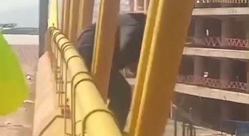 Spectator watches a suicider : "Ay, mierda puta !"