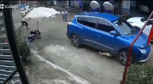 Woman gets under the car... !