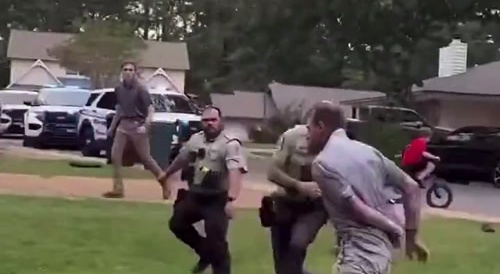 Cop slams Suspect against Wall - he tried to getaway