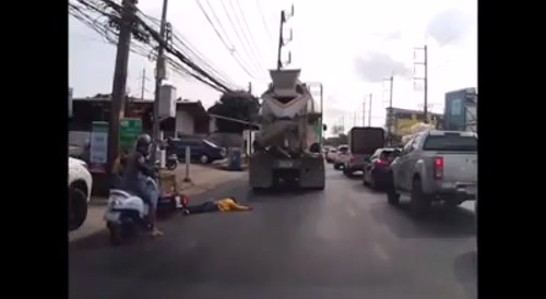 FATAL! Truck crushes bikers head