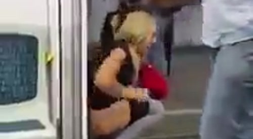 mulher faz coco no metro