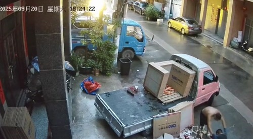 The worker’s head was crushed under the falling wooden blocks.
