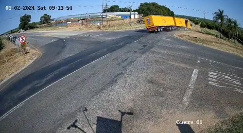 Car rams lorry with trailer : lorry driver dead
