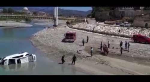 Vehicle falls into the ocean in Albania