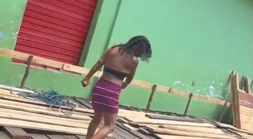 Woman pushes another woman meters down, who injures herself...