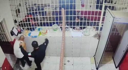 Inmate kicked by prison guard in Mexico...