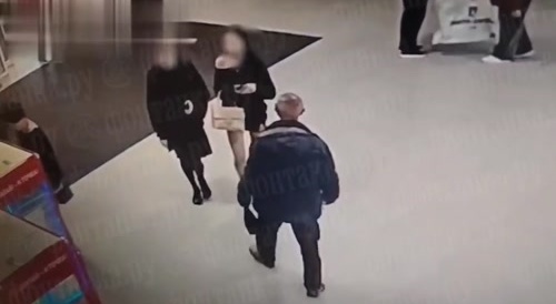 An old man fondles the girl's pussy... !