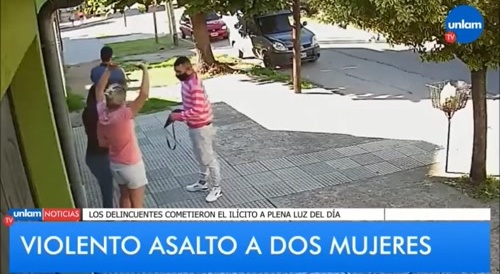 Two women are mugged in the street.