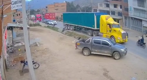 Trailer atropella a joven universitaria