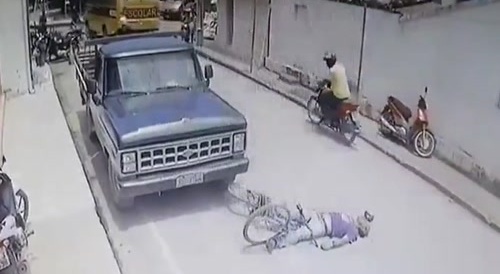 Cyclist Falls From Bike And Is Run Over By School Bus - Bahia Brasilia
