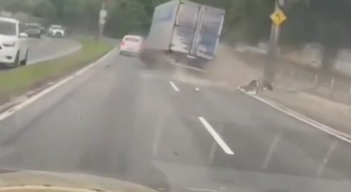 Carro bate em caminhão