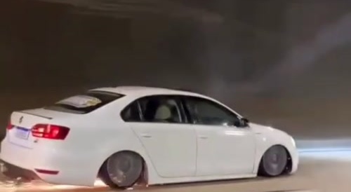 I didn't know that a car could travel without wheels.