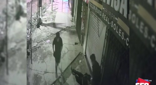 They rob her using the "mataleón" technique