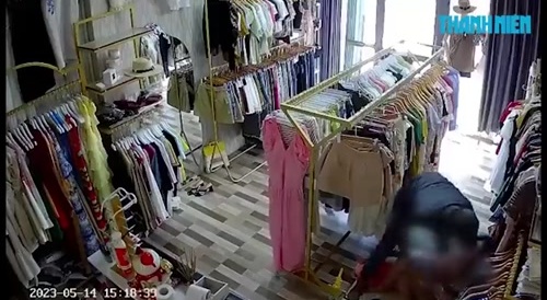 Philippines: A thief takes advantage of the situation to rob and subdue her.