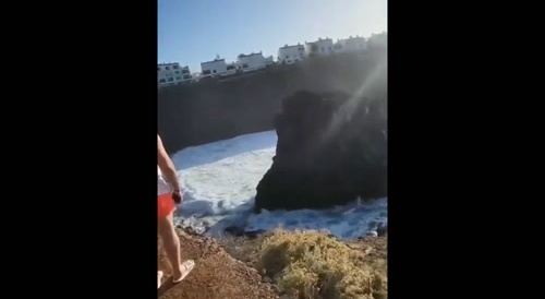 Tourists vs. the sea - who is stronger?